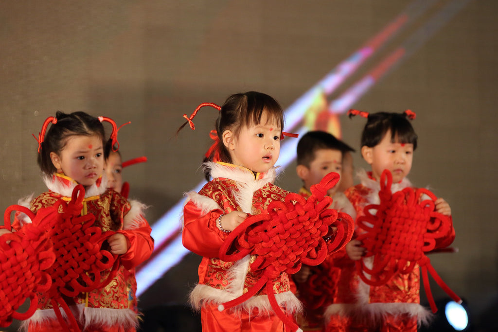 Enfant tenant un Nœud chinois