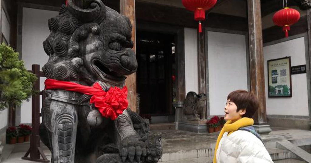 Lion chinois et femme