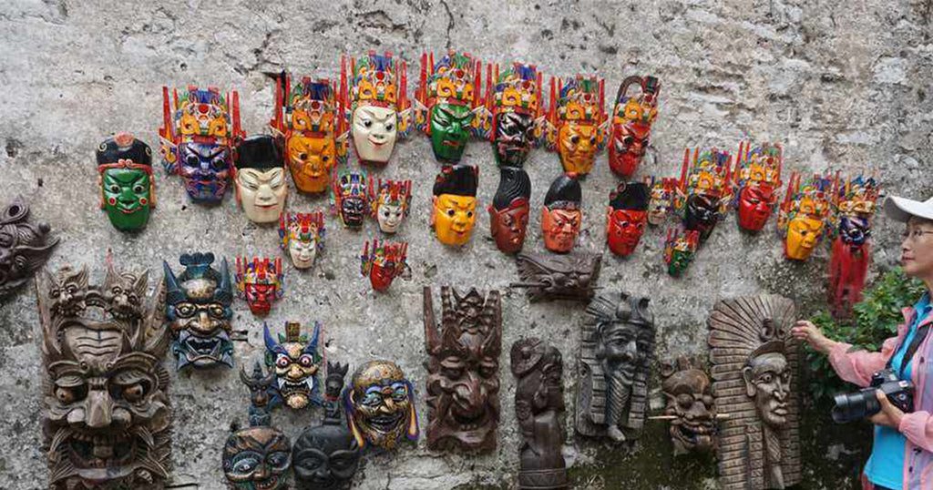 masques chinois de présentation sur un mur