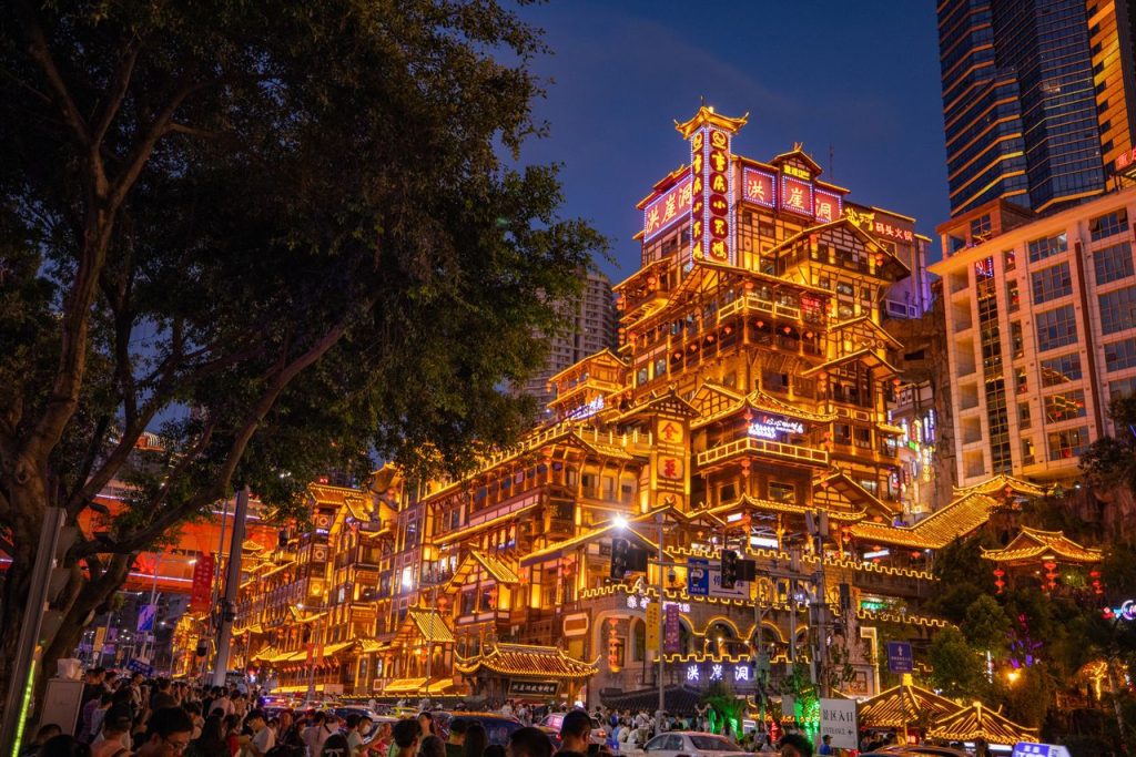 Stunning view of the illuminated Hongyadong complex in Chongqing at nighttime, showcasing vibrant urban architecture. Visiter Chongqing