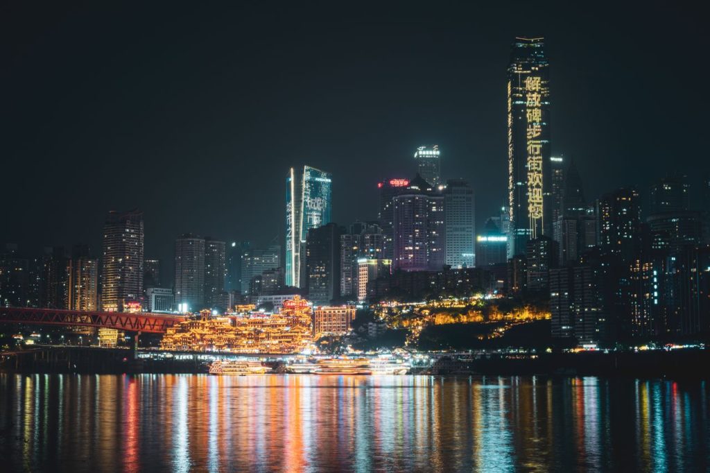 Vibrant Chongqing skyline at night with city lights reflecting in Yangtze River. Visiter la Chine pour la première fois